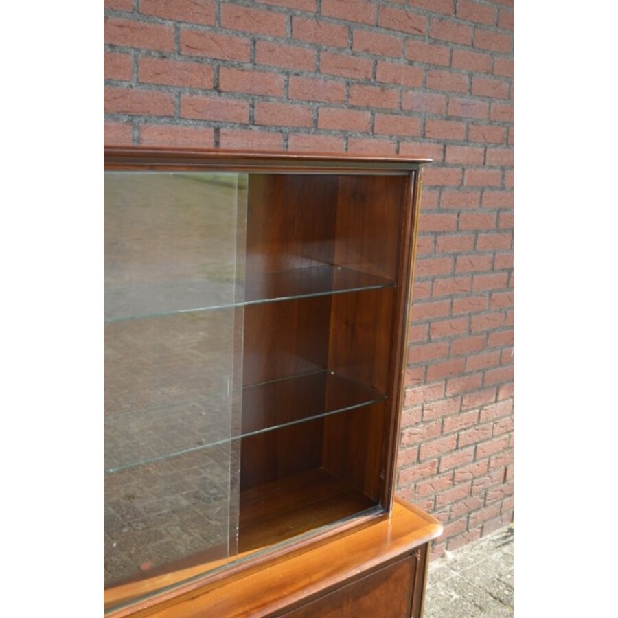 Vintage servieskast Queen-Ann met glazen schuifdeurtjes en onderkast-5