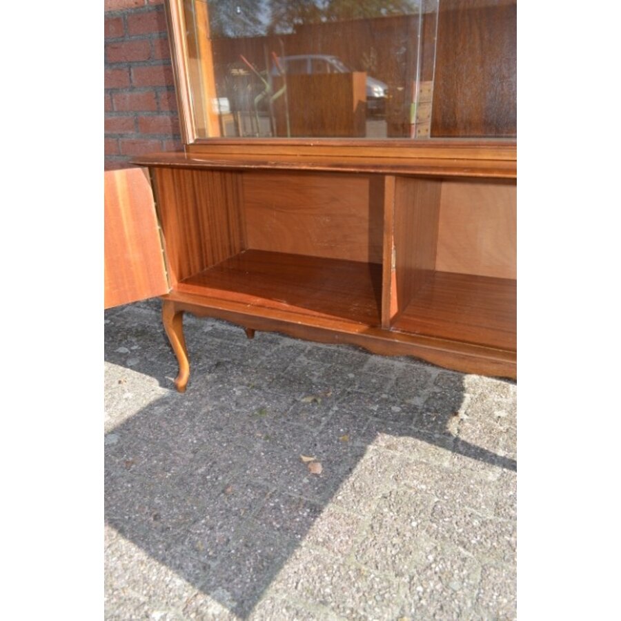 Vintage servieskast Queen-Ann met glazen schuifdeurtjes en onderkast-7