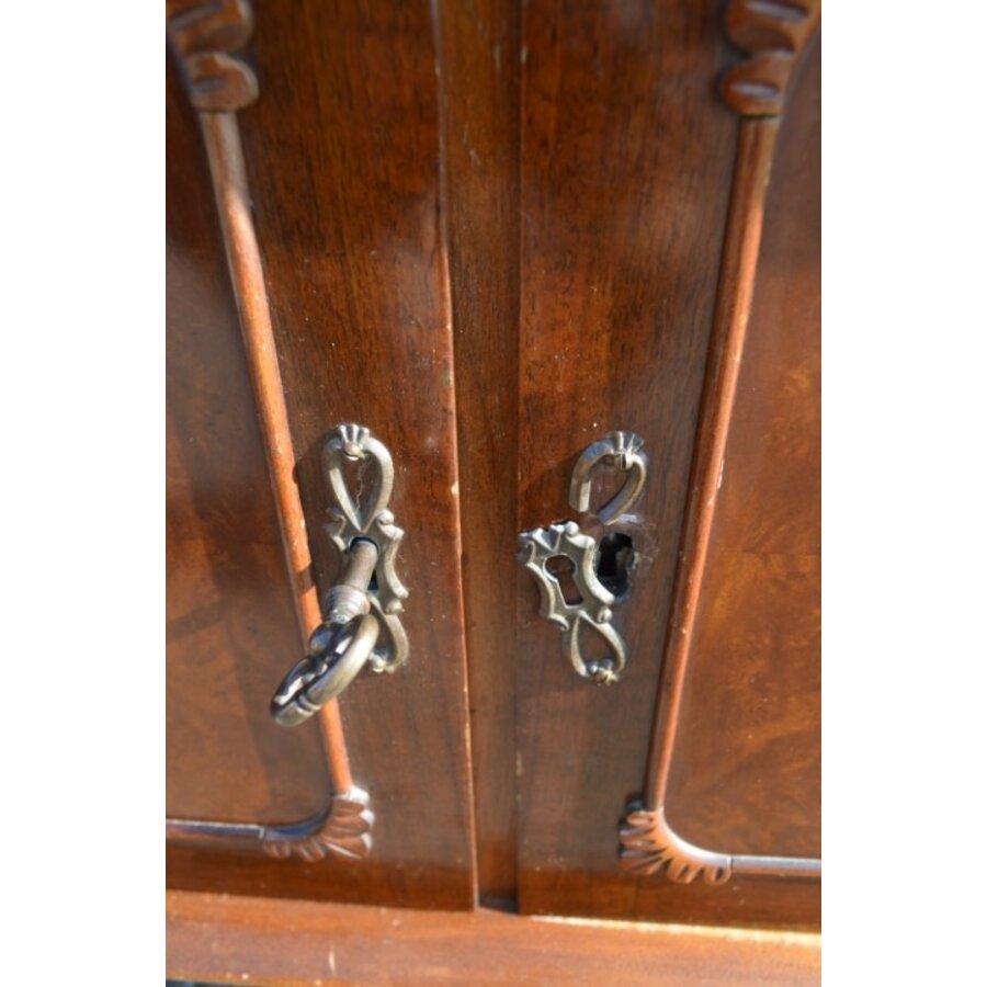 Vintage servieskast Queen-Ann met glazen schuifdeurtjes en onderkast-9