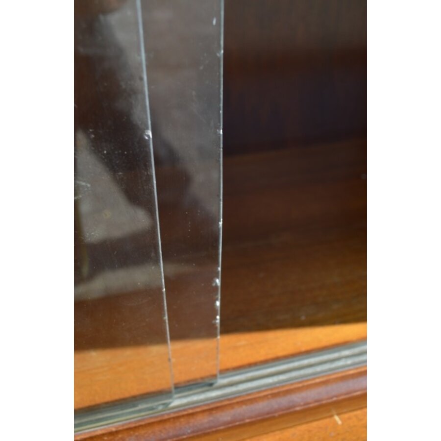 Vintage servieskast Queen-Ann met glazen schuifdeurtjes en onderkast-10