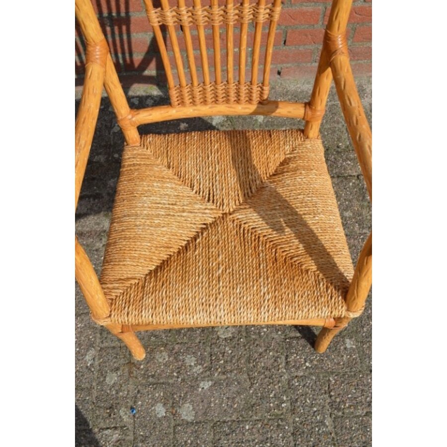 Tweedehands houten armstoel met spijlen rugleuning en touw zitting-3
