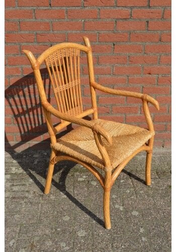 Houten armstoel met spijltjes rugleuning 