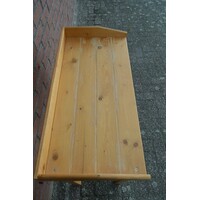 Tweedehands oppot sidetable van vurenhout voor buitengebruik