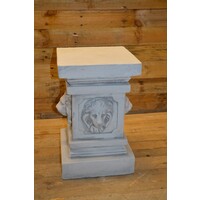 thumb-Decoratieve betonnen zuil met leeuwenkoppen aan de zijkanten-2