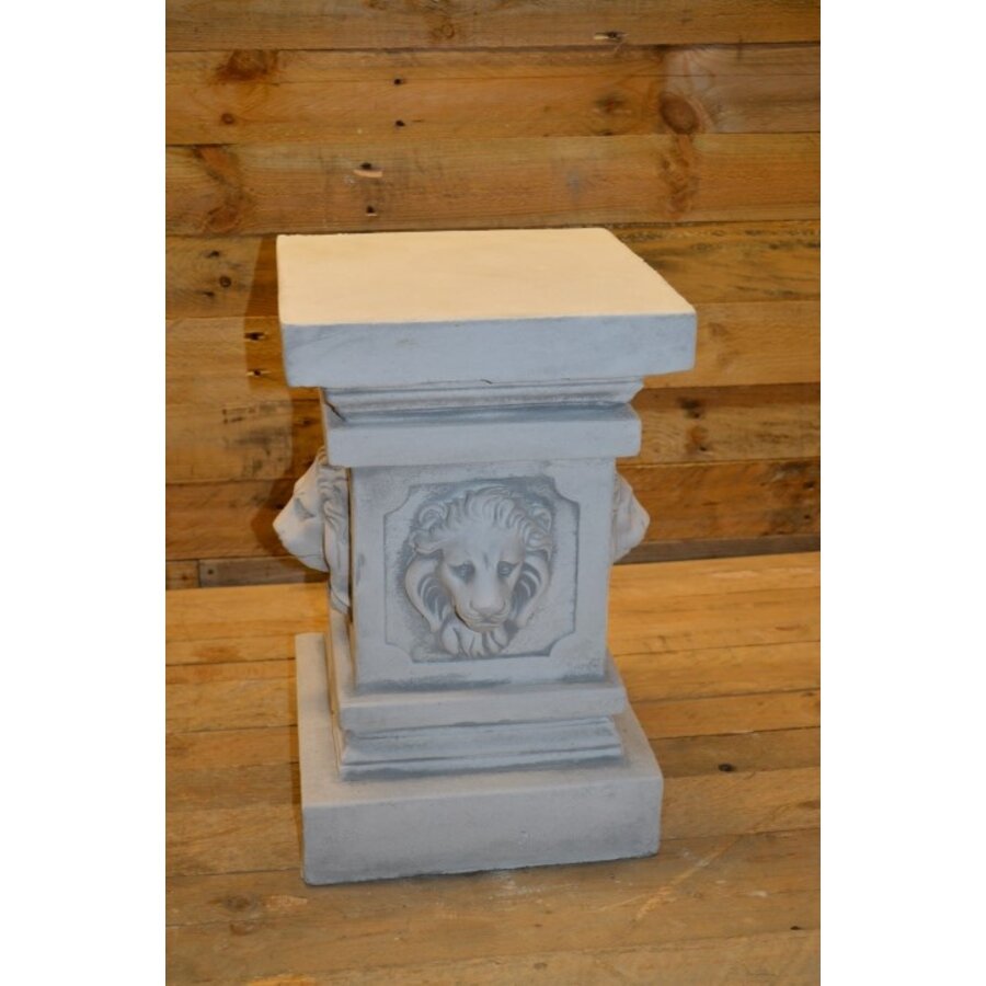 Decoratieve betonnen zuil met leeuwenkoppen aan de zijkanten-2