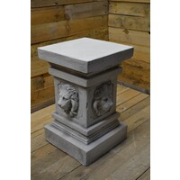 Decoratieve betonnen zuil met leeuwenkoppen aan de zijkanten