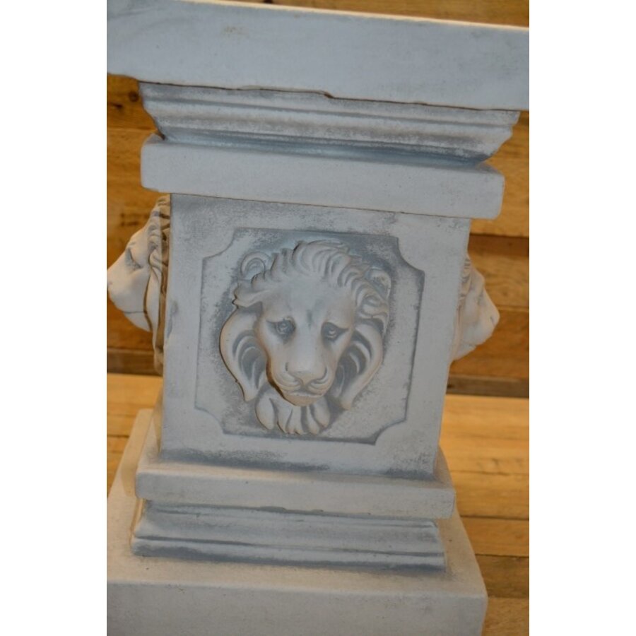 Decoratieve betonnen zuil met leeuwenkoppen aan de zijkanten-4