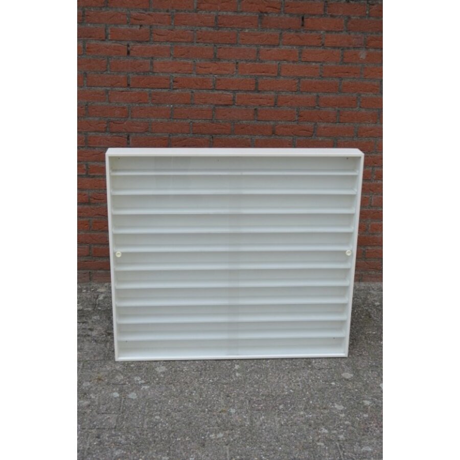 Houten displaykast met tien plankjes en plexiglas deurtjes voor verzamelobjecten-1