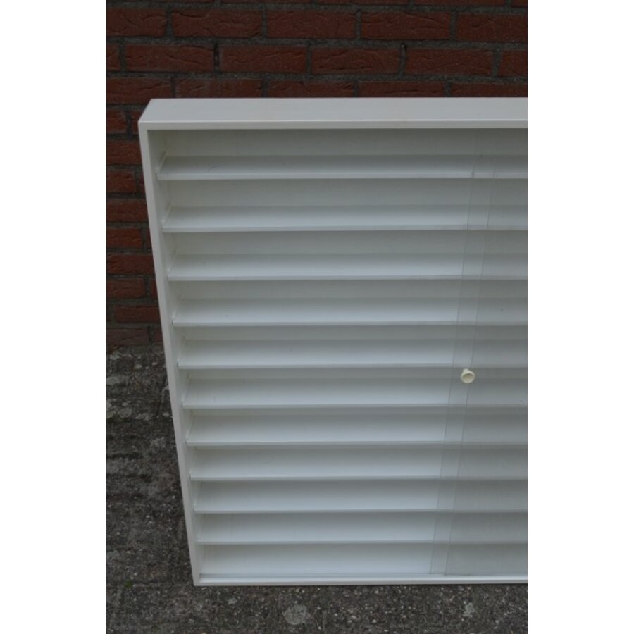 Houten displaykast met tien plankjes en plexiglas deurtjes voor verzamelobjecten-3