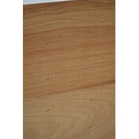 Houten displaykast met tien plankjes en plexiglas deurtjes voor verzamelobjecten