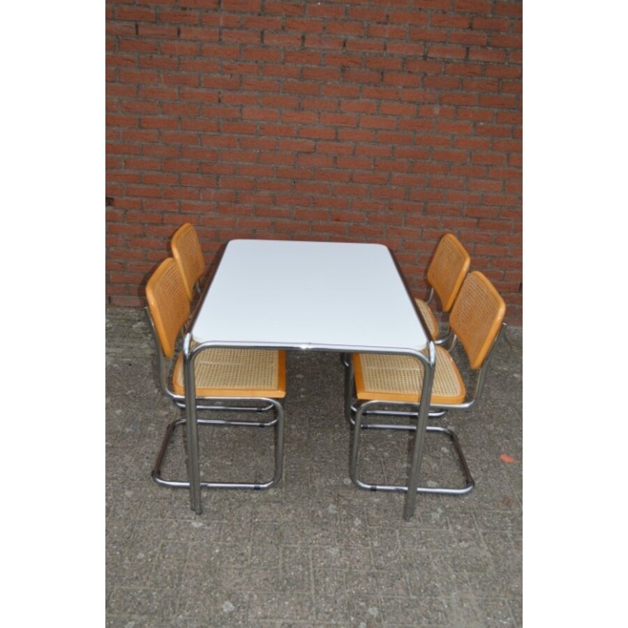 Vintage eettafel met chromen buizenframe en vier Sesca B32 stoelen van Thonet Italië.-2