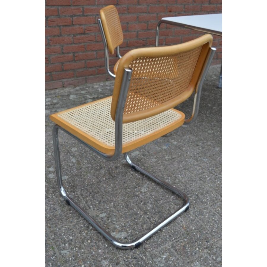 Vintage eettafel met chromen buizenframe en vier Sesca B32 stoelen van Thonet Italië.-5