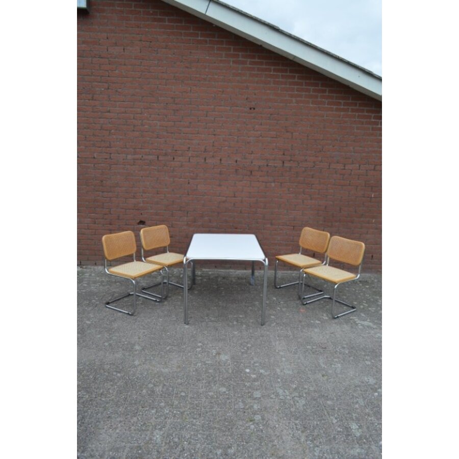 Vintage eettafel met chromen buizenframe en vier Sesca B32 stoelen van Thonet Italië.-1