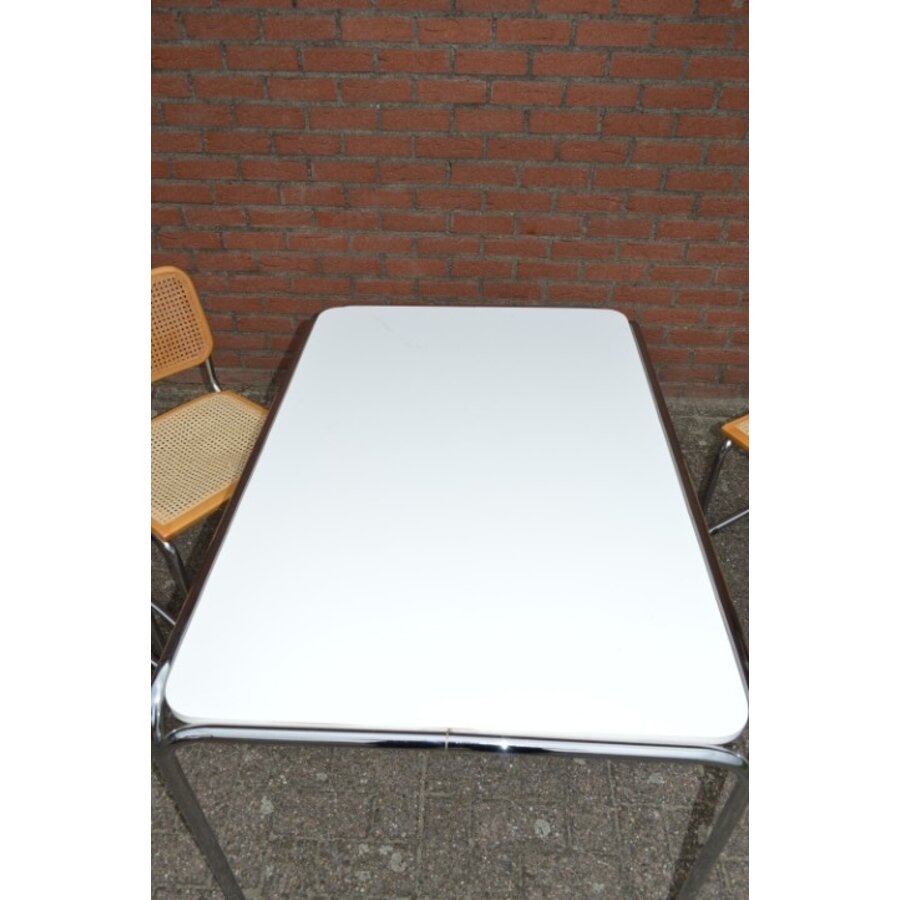 Vintage eettafel met chromen buizenframe en vier Sesca B32 stoelen van Thonet Italië.-6