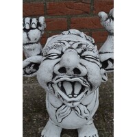 thumb-Ludiek betonnen beeld van een uitrekkende luie gapende trol-2