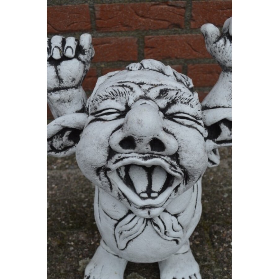 Ludiek betonnen beeld van een uitrekkende luie gapende trol-2