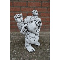 Ludiek betonnen beeld van een uitrekkende luie gapende trol