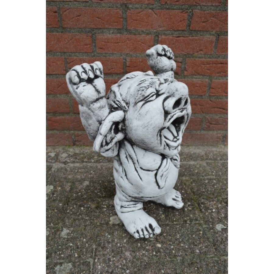 Ludiek betonnen beeld van een uitrekkende luie gapende trol-3