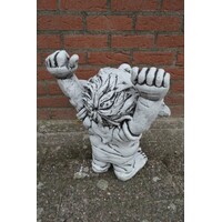 thumb-Ludiek betonnen beeld van een uitrekkende luie gapende trol-4