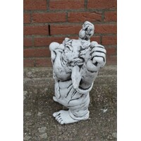 Ludiek betonnen beeld van een uitrekkende luie gapende trol