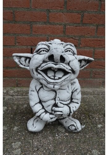 Betonnen beeld vrolijk lachende trol 