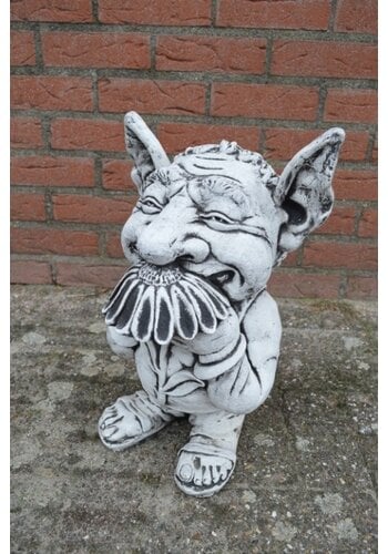 Betonnen beeld Trol ruikt aan bloem 