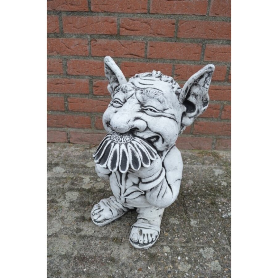 Betonnen trol met bloem – Ludiek tuinbeeld voor binnen en buiten-1