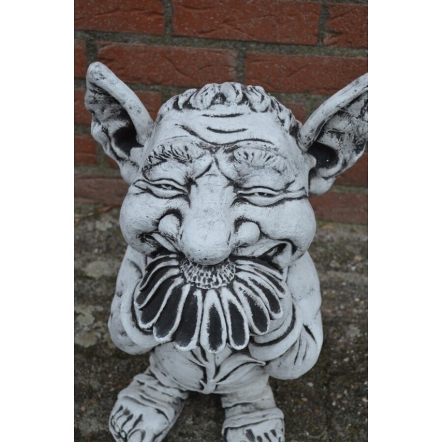 Betonnen trol met bloem – Ludiek tuinbeeld voor binnen en buiten-3