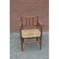 thumb-Antiek spinnenkop armstoeltje van eikenhout met biezen zitting – Bobbin hoekstoel-2
