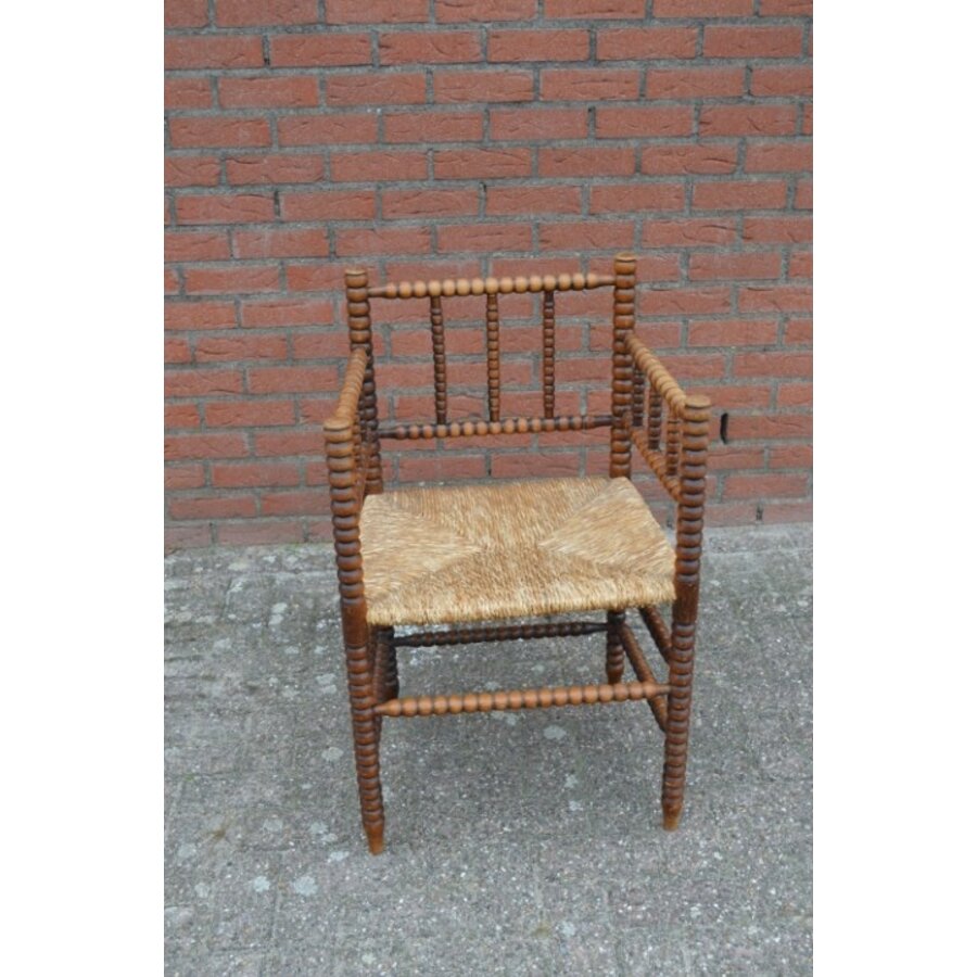 Antiek spinnenkop armstoeltje van eikenhout met biezen zitting – Bobbin hoekstoel-2