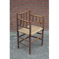 thumb-Antiek spinnenkop armstoeltje van eikenhout met biezen zitting – Bobbin hoekstoel-1