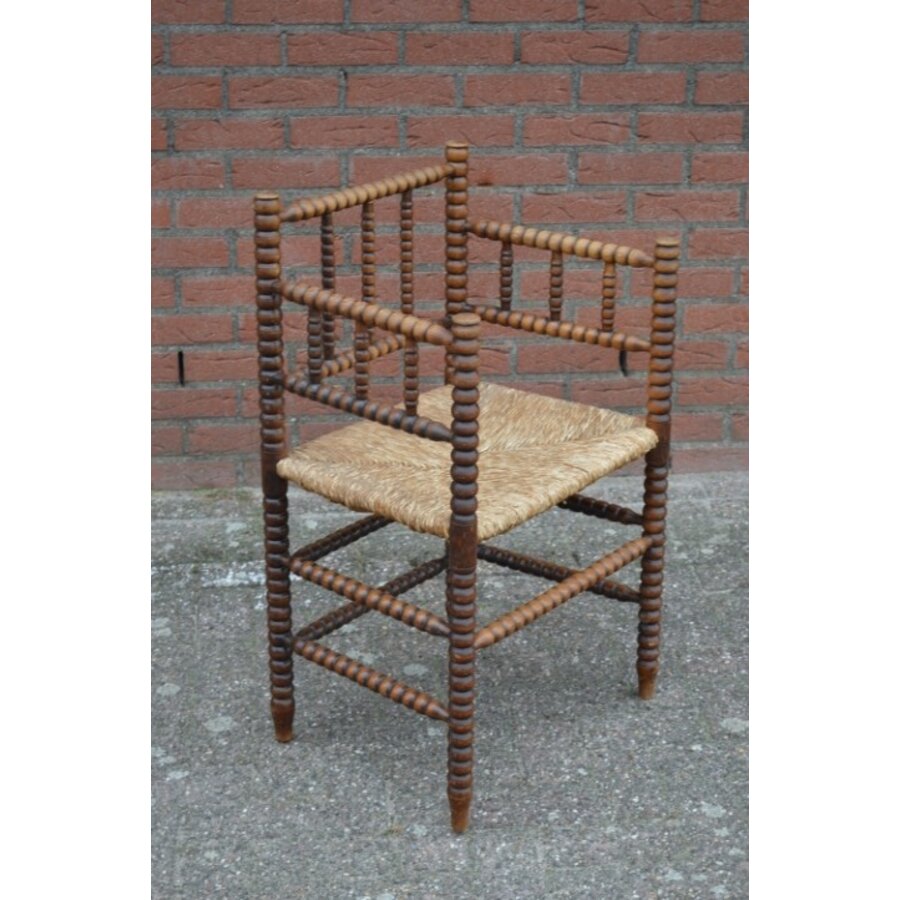 Antiek spinnenkop armstoeltje van eikenhout met biezen zitting – Bobbin hoekstoel-1