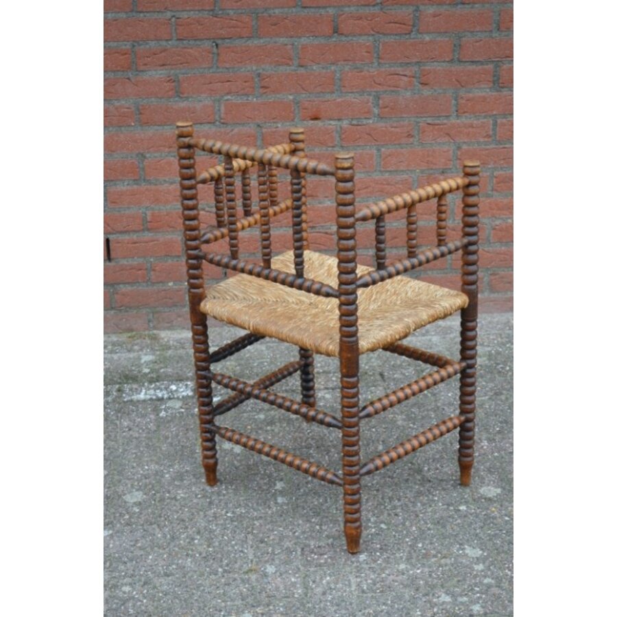 Antiek spinnenkop armstoeltje van eikenhout met biezen zitting – Bobbin hoekstoel-3