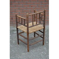 thumb-Antiek spinnenkop armstoeltje van eikenhout met biezen zitting – Bobbin hoekstoel-4