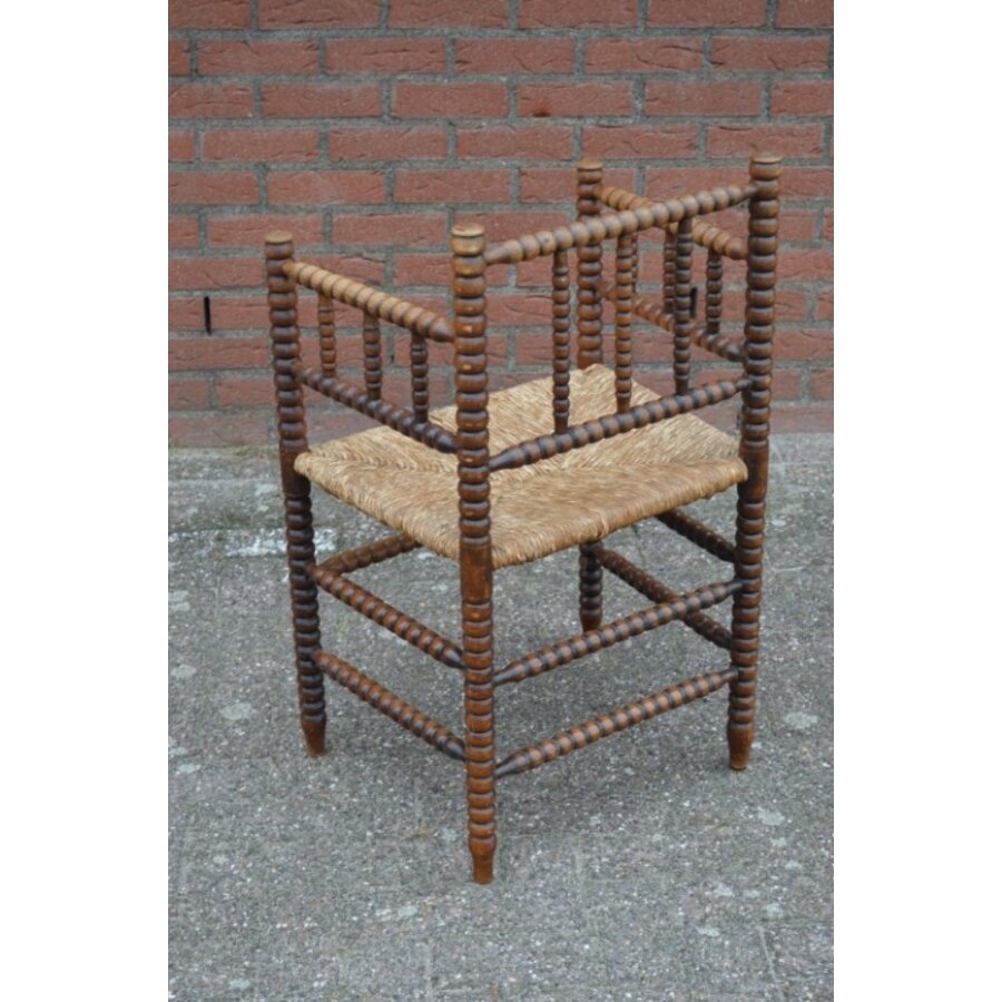 Antiek spinnenkop armstoeltje van eikenhout met biezen zitting – Bobbin hoekstoel-4
