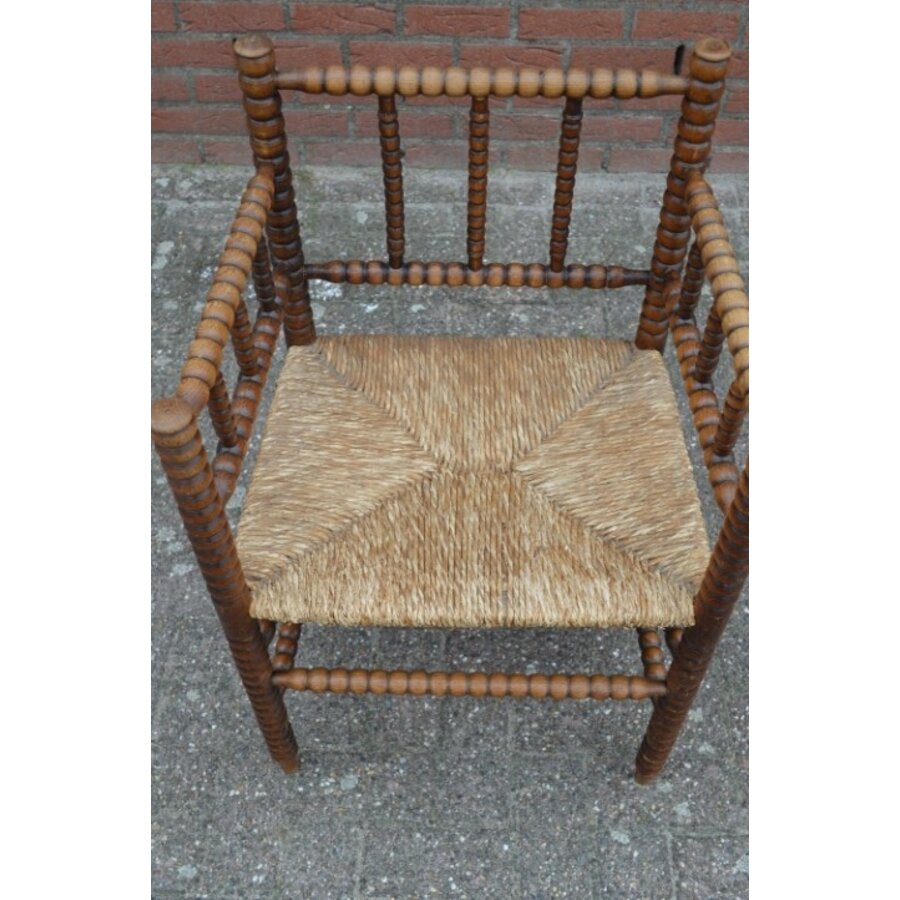 Antiek spinnenkop armstoeltje van eikenhout met biezen zitting – Bobbin hoekstoel-5