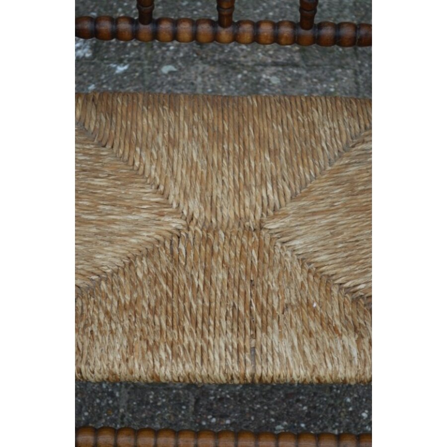 Antiek spinnenkop armstoeltje van eikenhout met biezen zitting – Bobbin hoekstoel-6