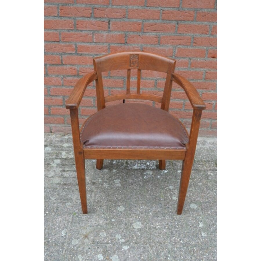 Antieke eiken armstoel met leren zitting en uitgesneden wapenschild-2