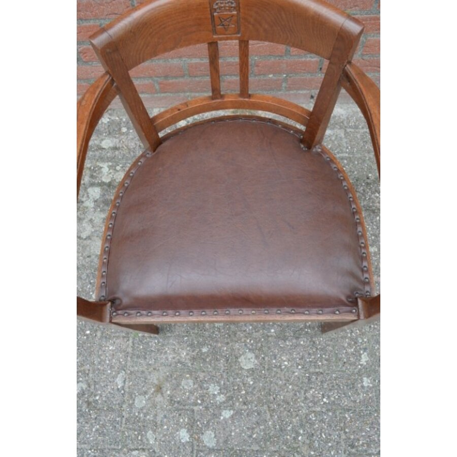 Antieke eiken armstoel met leren zitting en uitgesneden wapenschild-3