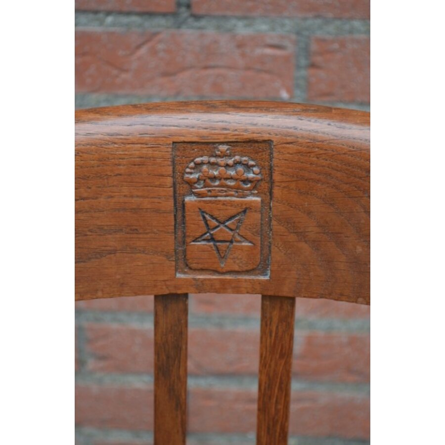 Antieke eiken armstoel met leren zitting en uitgesneden wapenschild-4