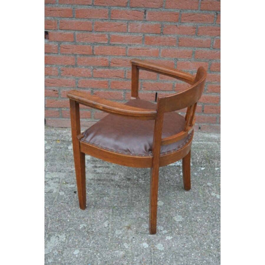 Antieke eiken armstoel met leren zitting en uitgesneden wapenschild-6