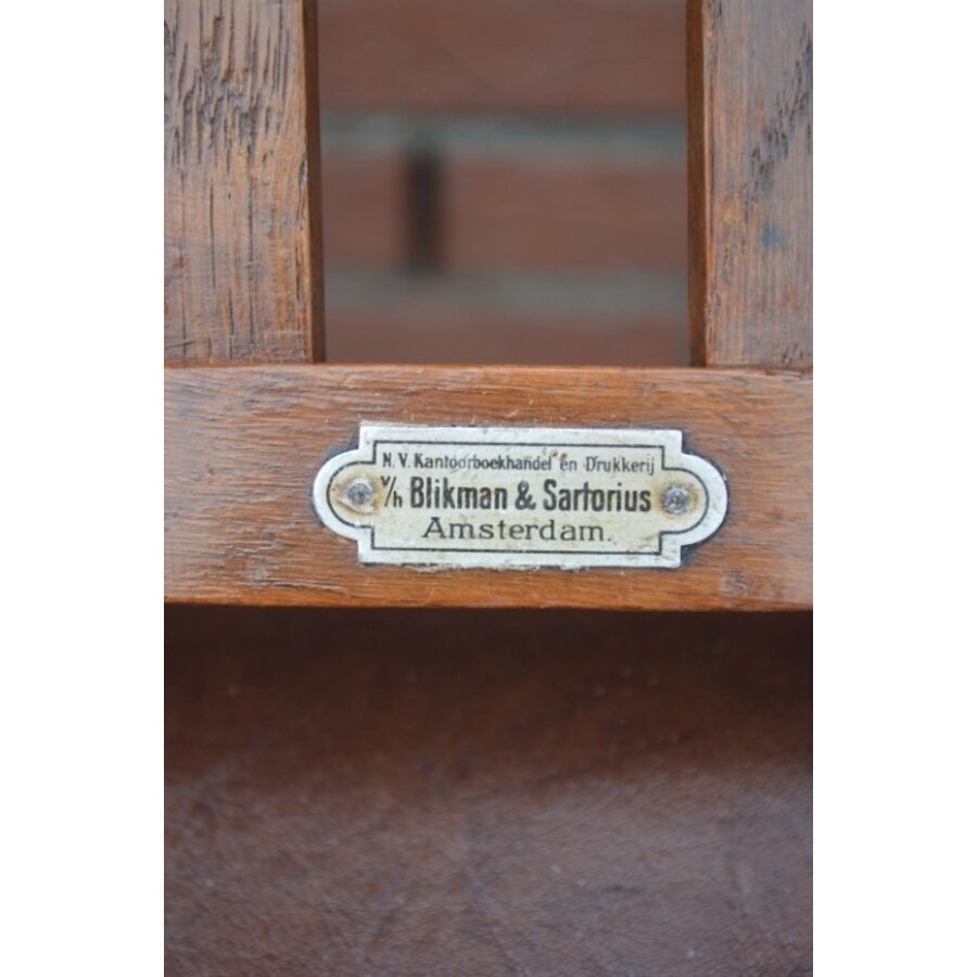 Antieke eiken armstoel met leren zitting en uitgesneden wapenschild-7