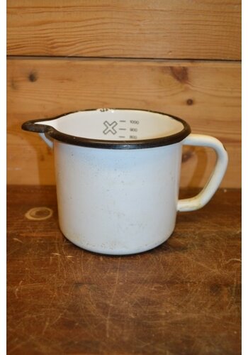 Oud wit geëmailleerd kannetje 