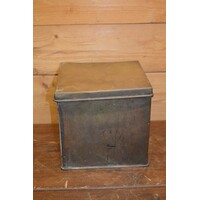 Zeldzame vierkante koperen trommel uit circa 1890 met sporen van gebruik