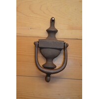 thumb-Gietijzeren deurklopper met roestpatina – Klassieke voordeurdecoratie-2