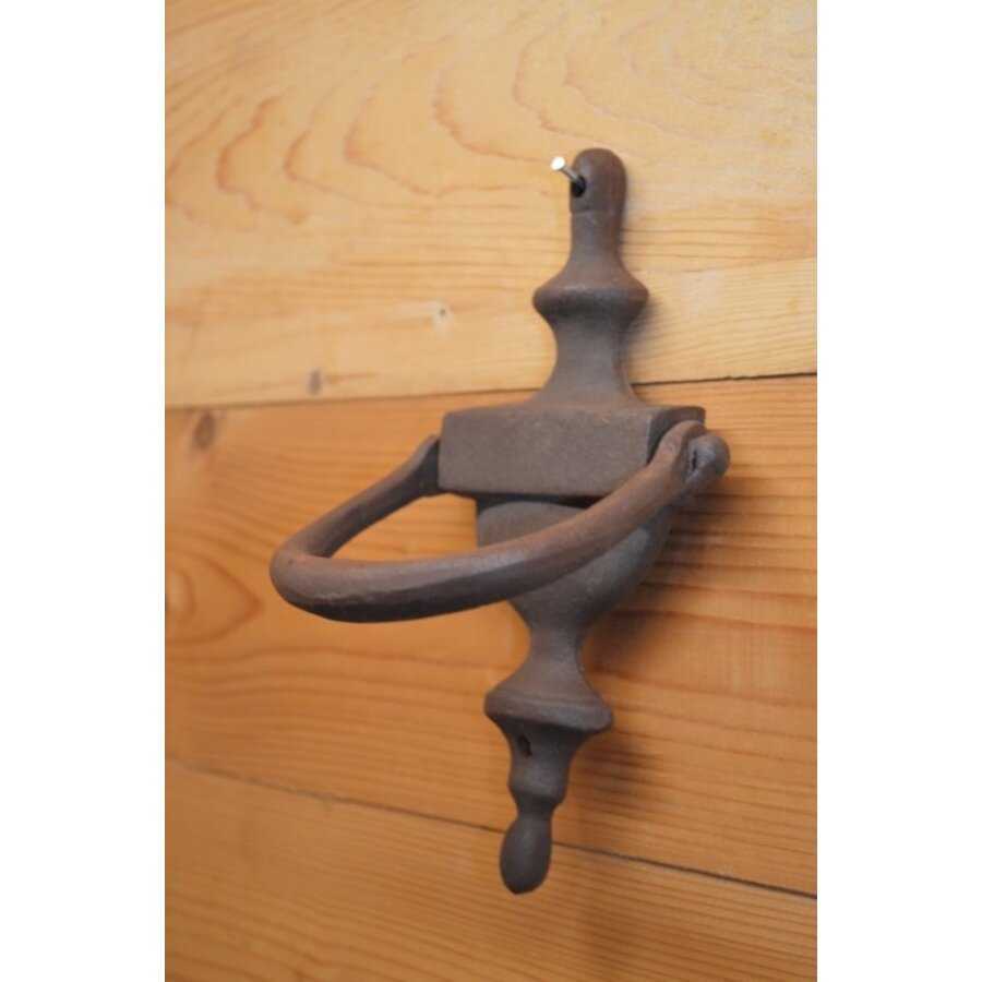 Gietijzeren deurklopper met roestpatina – Klassieke voordeurdecoratie-1