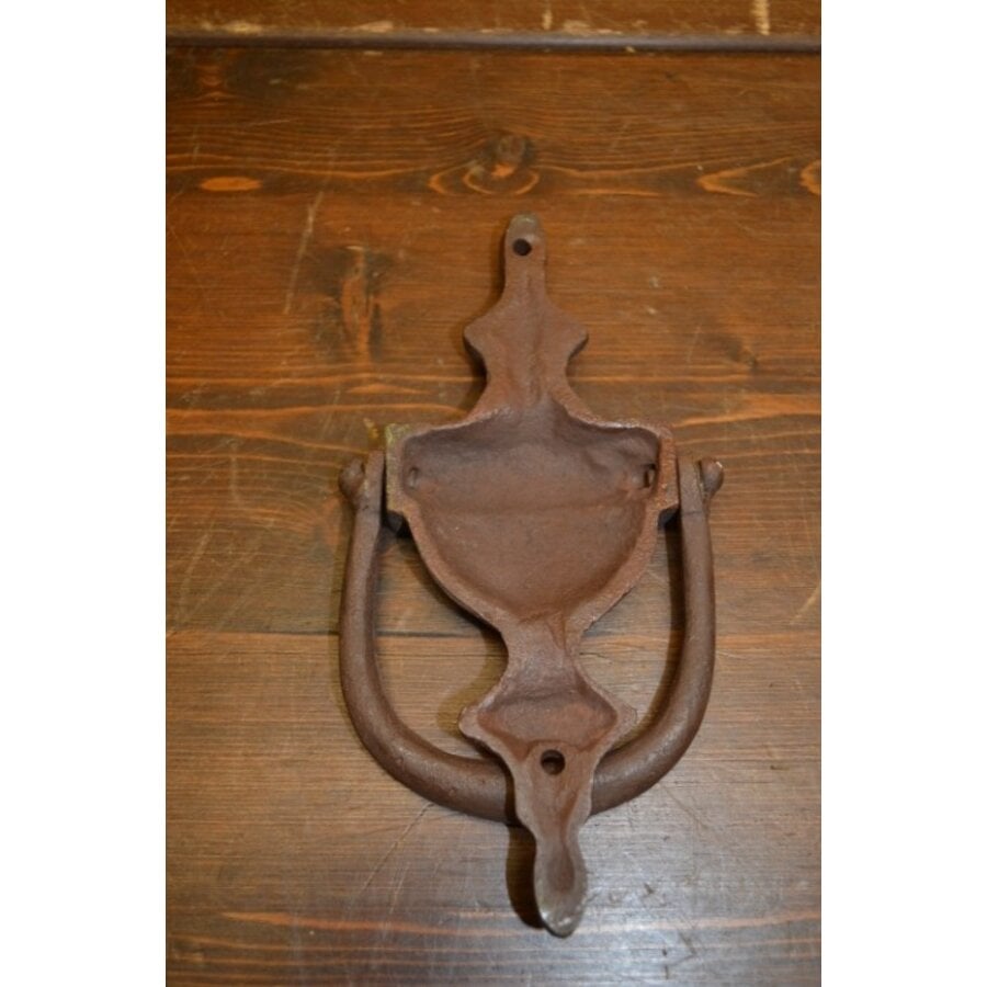 Gietijzeren deurklopper met roestpatina – Klassieke voordeurdecoratie-5