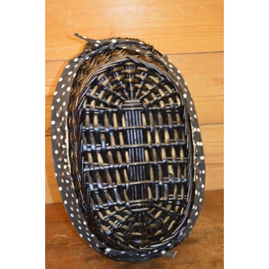 Ovaal zwart mandje van wilgentenen – Met handgreepjes en gestippeld doekje-6