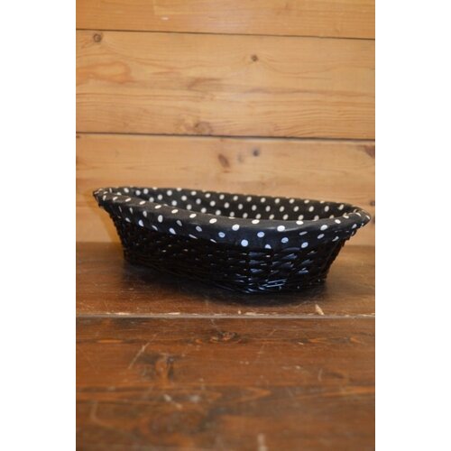 Ovaal zwart mandje van wilgentenen 