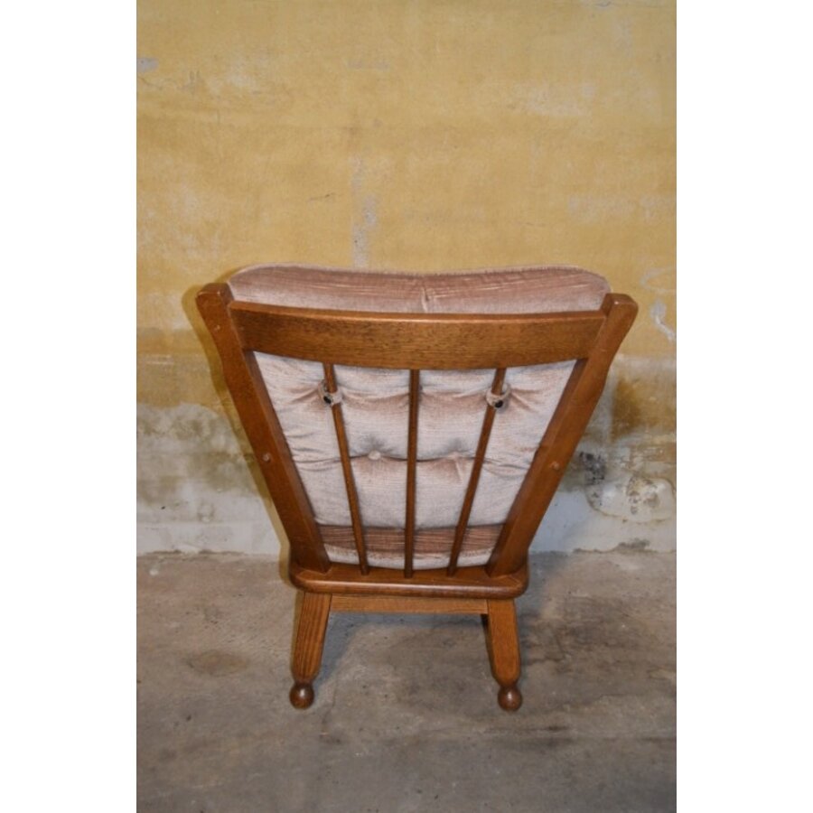 Comfortabele eikenhouten fauteuil met armleuningen en kussens-3